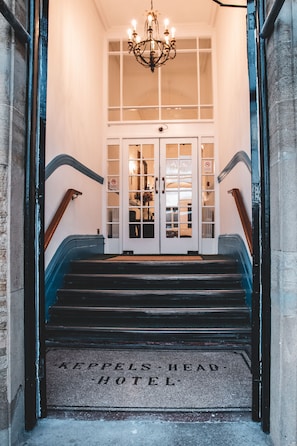 Front of property - Keppel's Head Hotel (Portsmouth)