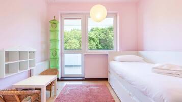 3 bedrooms, iron/ironing board, WiFi, bed sheets