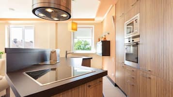 Geladeira, micro-ondas, fogão, cooktop