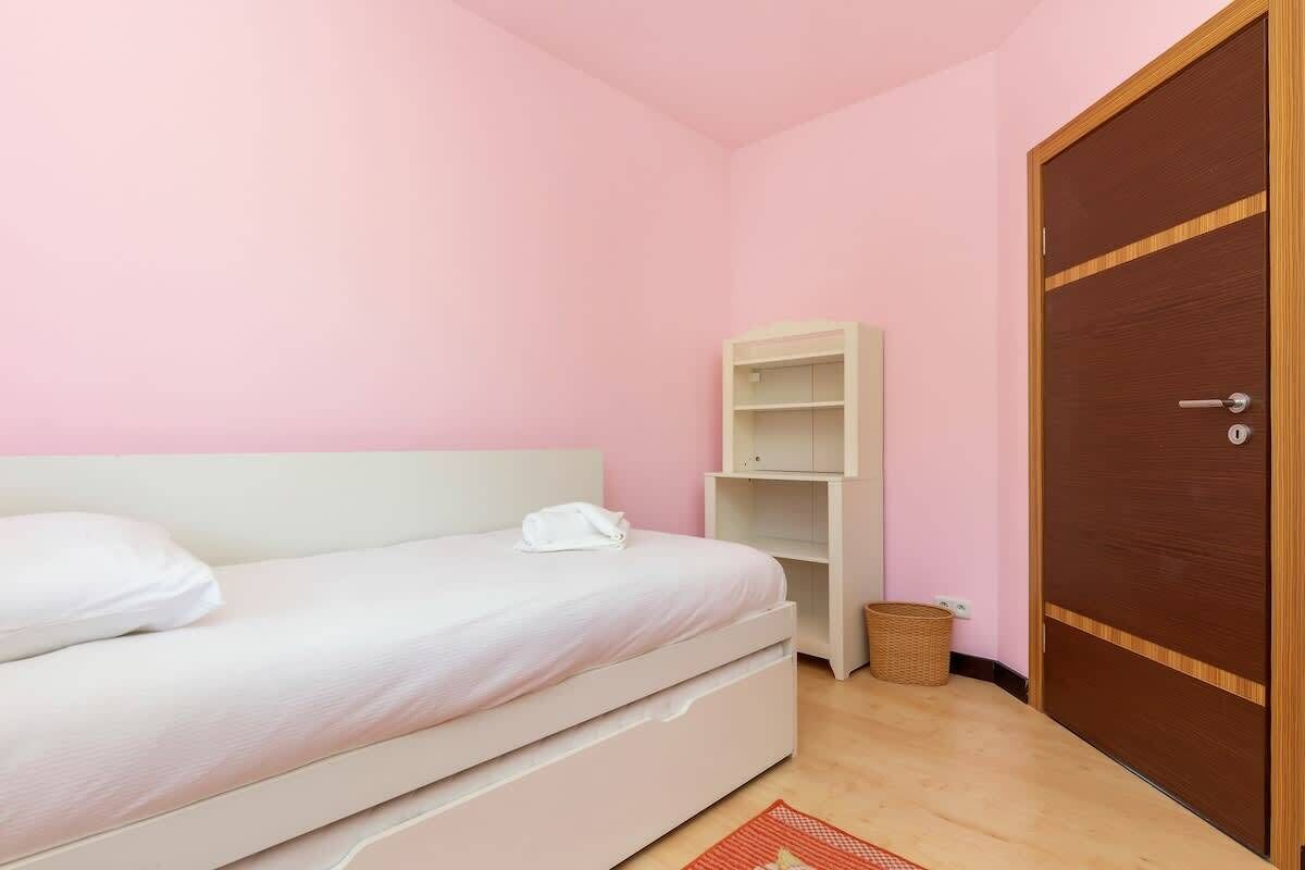 3 habitaciones, tabla de planchar con plancha, wifi y ropa de cama 