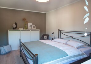 Free WiFi, bed sheets