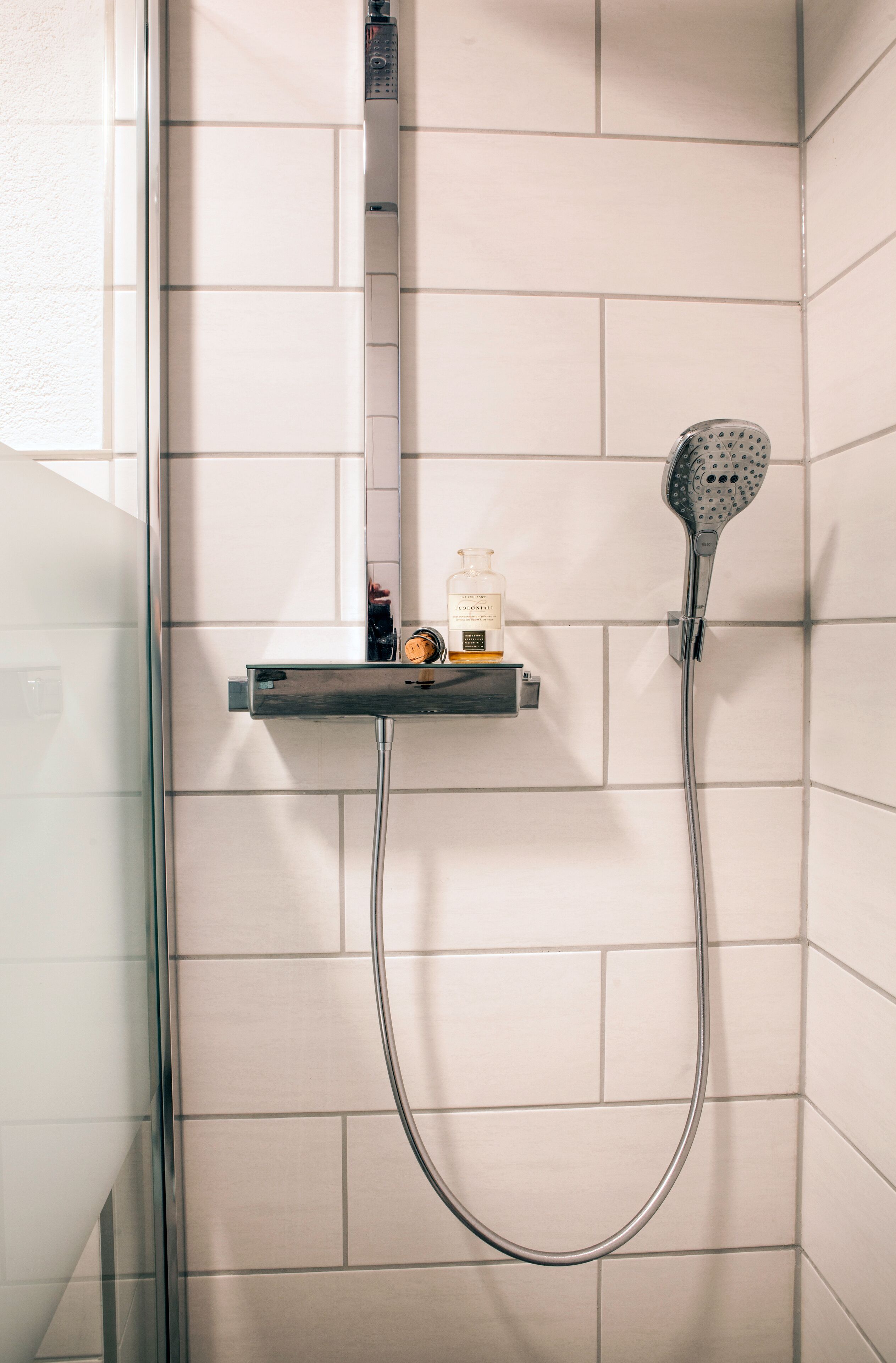 Een haardroger, handdoeken, zeep, toiletpapier