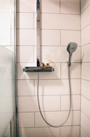 Een haardroger, handdoeken, zeep, toiletpapier