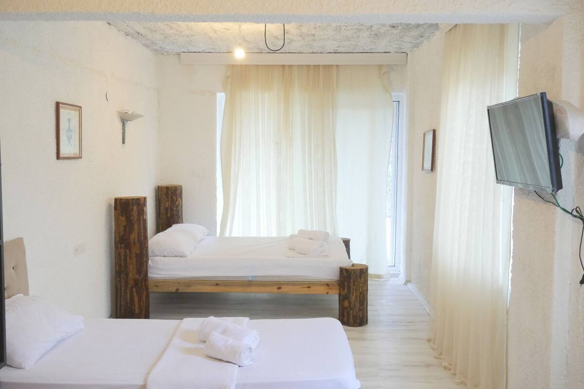 Luxe beddengoed, een bureau, beddengoed
