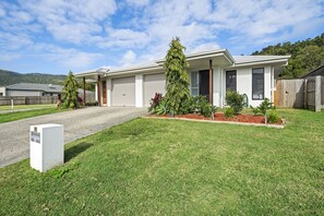 Front of property - Whitsundays Paradise by the Port (Jubilee Pocket)