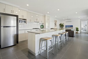 Family House | Private kitchen | Full-size fridge, microwave, oven, stovetop