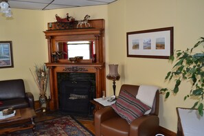 Televisio, takka, kirjoja