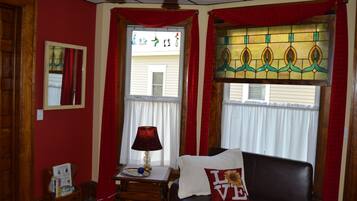 Télévision, cheminée, livres