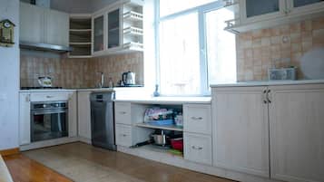 Refrigerador, microondas, horno y lavavajillas