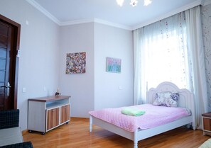 3 habitaciones, tabla de planchar con plancha, wifi y ropa de cama 