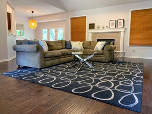 Smart TV, stereo - Relax in a spacious & newly furnished 4 bedroom! (Austin)