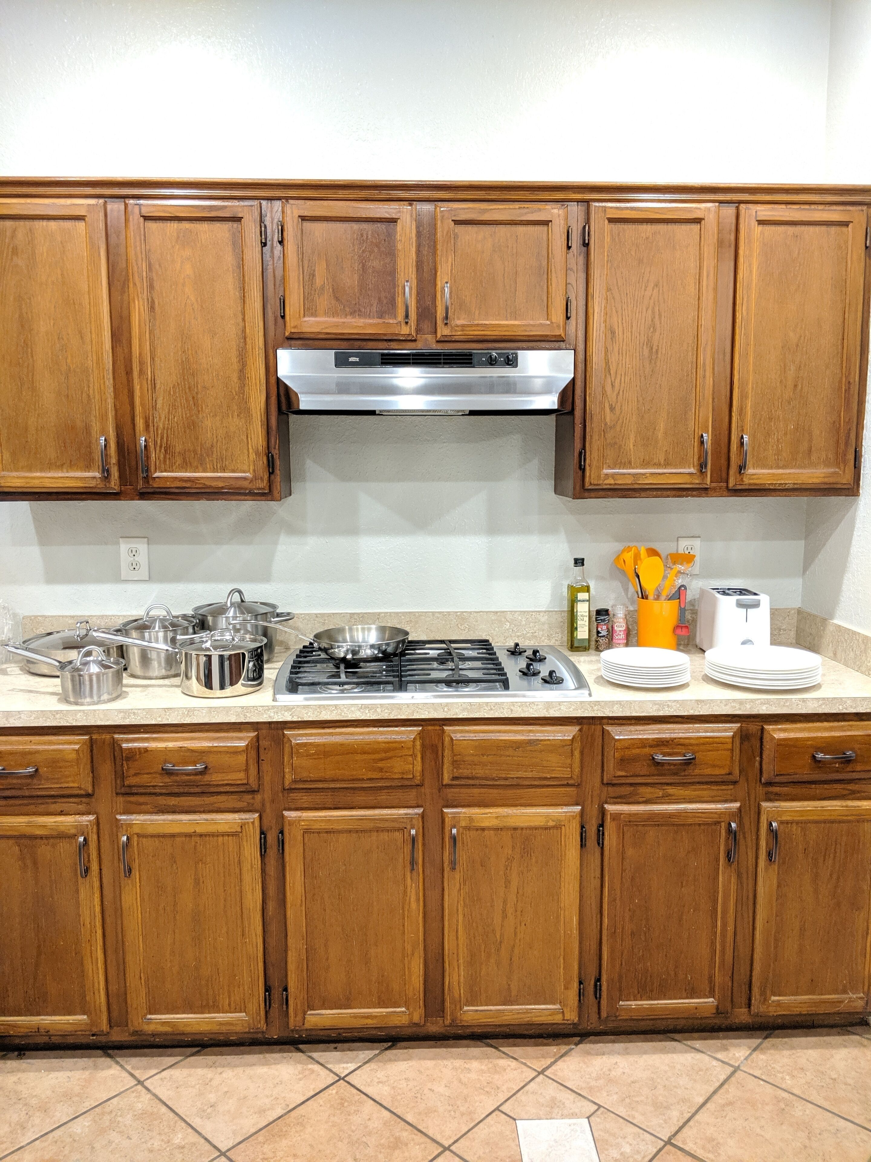 Kjøleskap, mikrobølgeovn, ovn og kokeplater