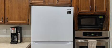 Refrigerador, microondas, horno, placa de cocina