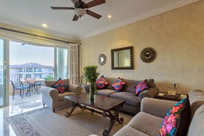 Fernseher, DVD-Player, Stereoanlage