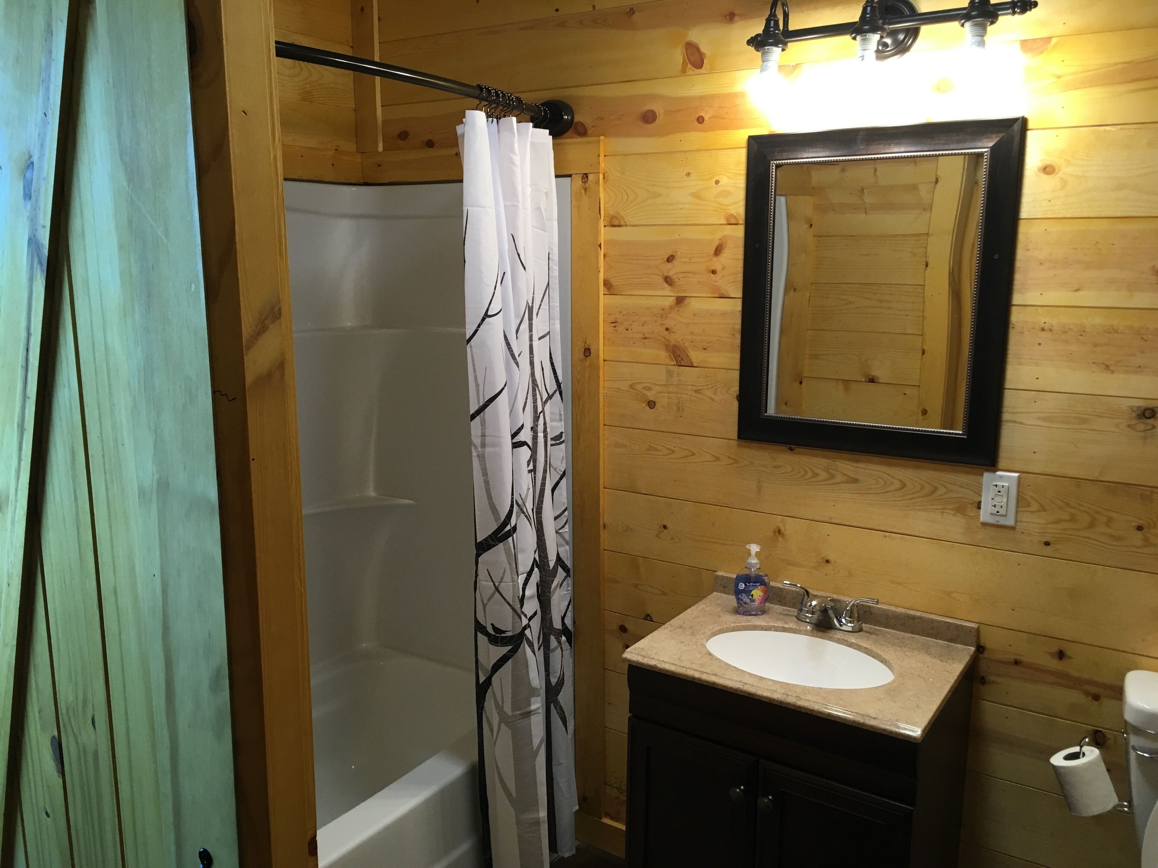 Håndklær, såpe, sjampo og toalettpapir