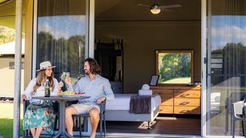 Standard-Zelt, eigenes Bad (Paperbark Glamping) | Terrasse/Patio