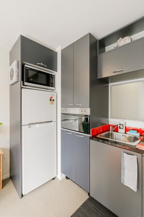 City apartman, 2 hálószobával, kilátással a városra | Privát teakonyha | Nagyméretű hűtő/fagyasztó, mikrohullámú sütő, sütő és főzőlap