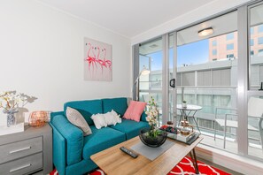 City apartman, 2 hálószobával, kilátással a városra | Nappalirész | Okostévé