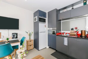 City Apartment, 2 Bedrooms, City View | Private kitchen | Full-size fridge, microwave, oven, stovetop - A Comfy Spot Adjacent to Sky Tower 12C (Auckland)