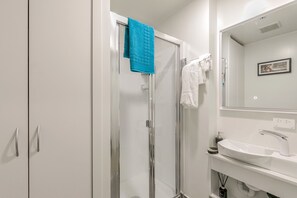 City Apartment, 2 Bedrooms, City View | Bathroom | Shower, free toiletries, hair dryer, towels - A Comfy Spot Adjacent to Sky Tower 12C (Auckland)