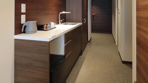 A modern kitchen with a built-in stove, a sink, and a countertop. - Hotel Promote Hiroshima (Hiroshima)