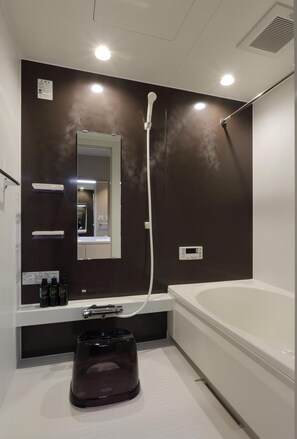 Deluxe Twin Room | Bathroom | Separate bathtub and shower, free toiletries, hair dryer, slippers