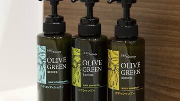 Três frascos de condicionador capilar, shampoo e sabonete corporal da Coleção Verde Oliva.