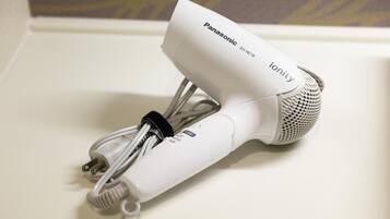 Een Panasonic ionity haardroger met een snoer op een wit oppervlak.
