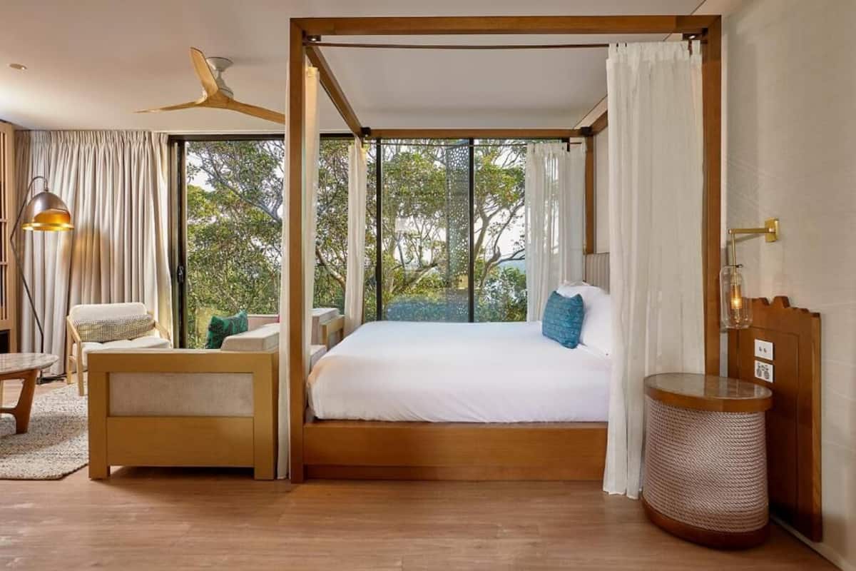 Treetop Suite with Breakfast & Zoo Admission | Minibar, in-room safe, blackout drapes, soundproofing