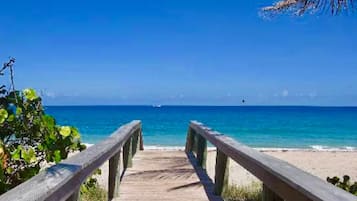 Chaises longues, serviettes de plage
