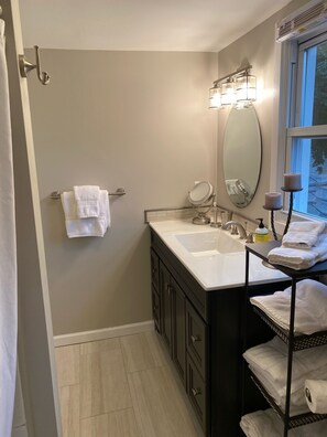 Combined shower/bathtub, hair dryer, towels, soap - The Manor, Mid-Town  (Kingston)