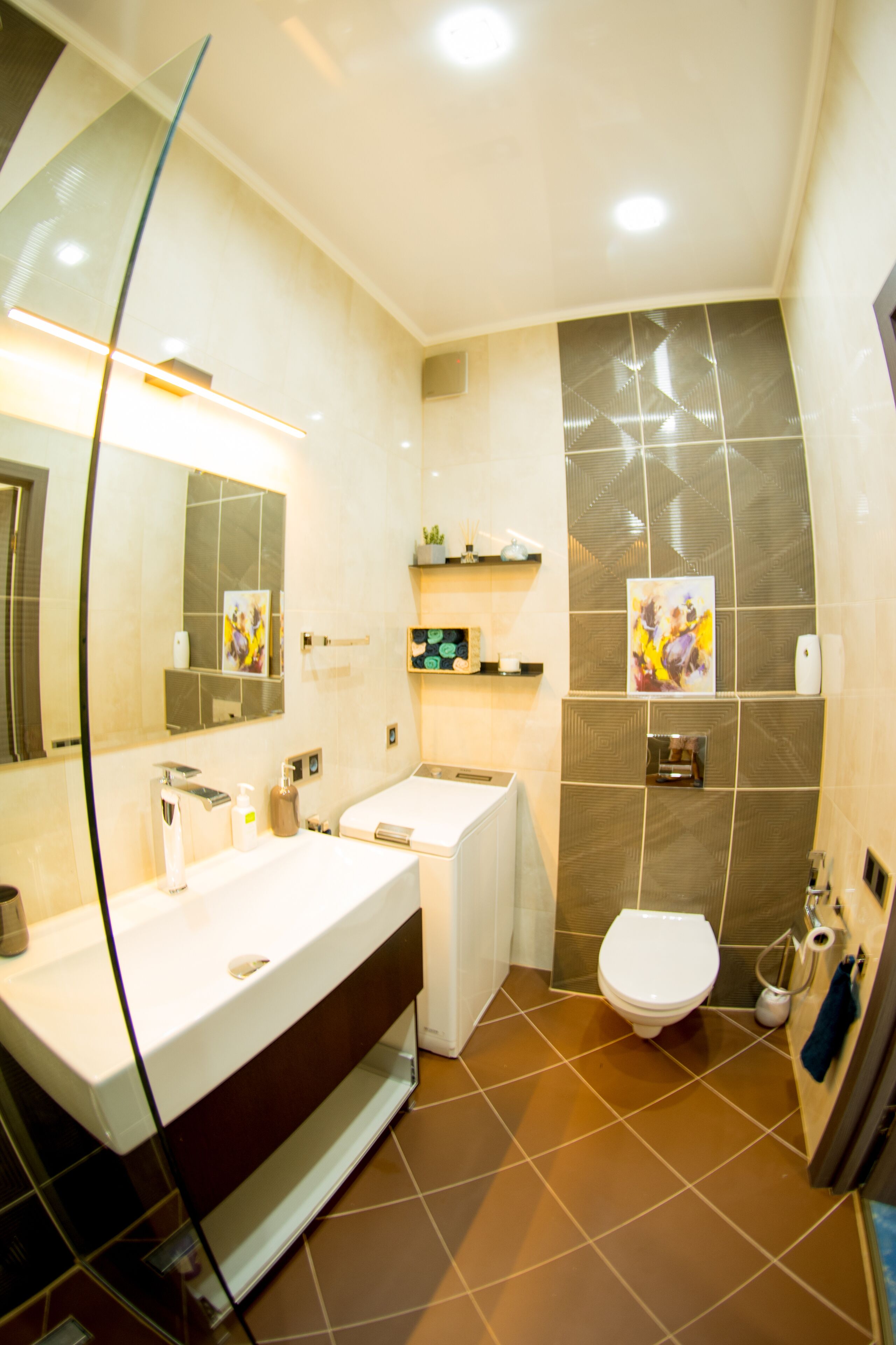 Shower, free toiletries, hair dryer, bidet