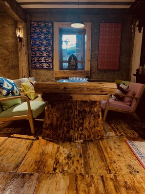 淋浴设施、大花洒淋浴喷头、吹风机、浴袍