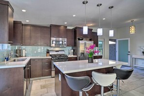 Fridge, microwave, stovetop, dishwasher