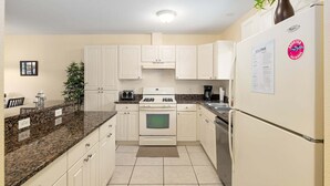 Apartemen, 3 kamar tidur | Dapur pribadi | Mesin pembuat kopi/teh, lemari es, oven, dan pemanggang roti