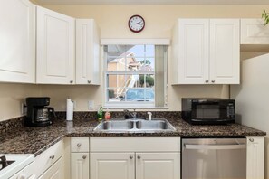 Apartment, 3 Bedrooms | Private kitchen | Coffee/tea maker, fridge, oven, toaster - Minium At Lakeside Golf & Cc - Unit 104 3 Bedroom Apts by RedAwning (Inverness)