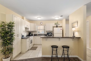 Appartement, 3 chambres | Cuisine privée | Cafetière-théière, réfrigérateur, un four, grille-pain