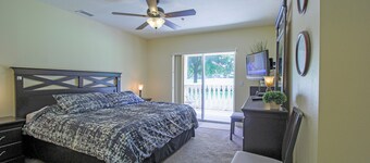 湖畔高爾夫及鄉村俱樂部迷你公寓 - 單位 104 3 臥室公寓 by RedAwning