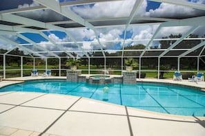 Una piscina coperta con vista su un campo da golf.