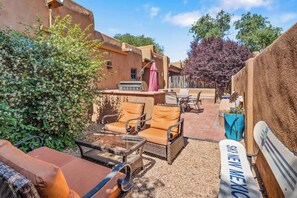 Outdoor dining - Casa Nona - Railyard Home, Walk to The Plaza (Santa Fe)