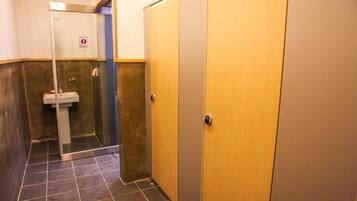 Bruser, gratis toiletartikler, hårtørrer, håndklæder