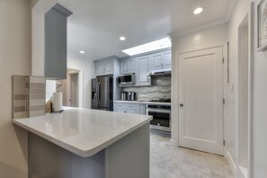 Fridge, microwave, oven, stovetop - LUXE-Remodeled 2BR With City View in SF(Bart/muni) (SF)