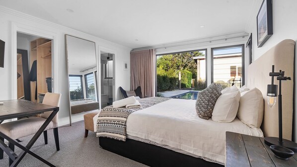 6 bedrooms, iron/ironing board, free WiFi, bed sheets
