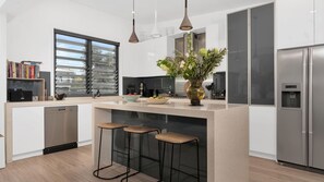 Frigorifero, microonde, forno, piano cottura