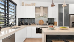 Frigorifero, microonde, forno, piano cottura