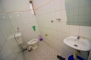 Shower, towels - Nice Guest House (Jinja)