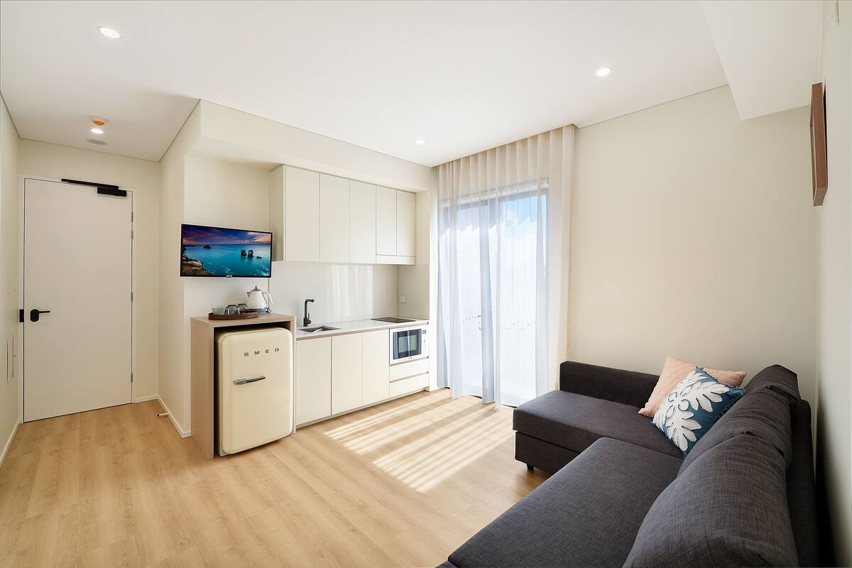 Executive Room, 1 Bedroom | Living area | 42-inch Smart TV with digital channels, TV, streaming services