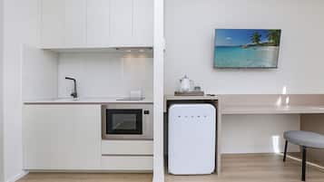 Queen Room With Kitchenette | Private kitchen | Mini-fridge, electric kettle
