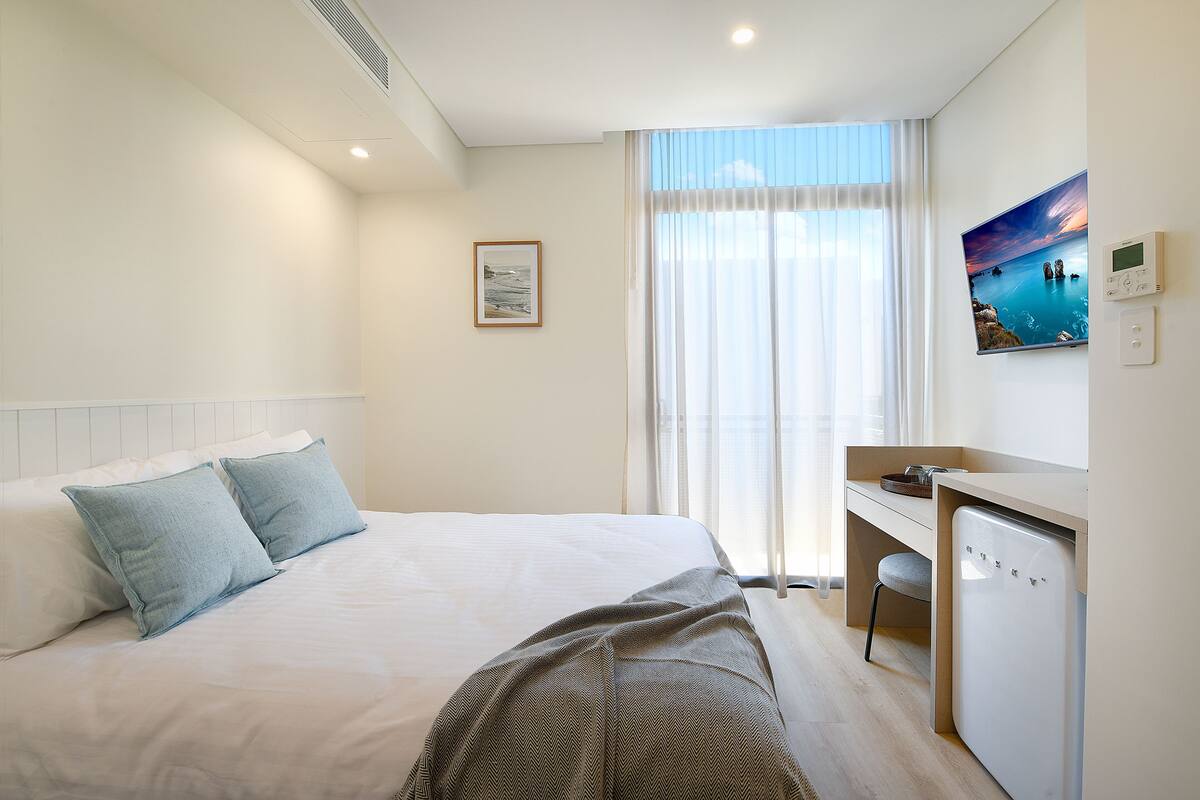 Queen Room | Down comforters, in-room safe, desk, blackout drapes