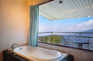 Habitación familiar | Baño | Tina con regadera, amenidades de baño gratuitas, secadora de cabello